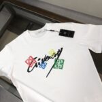 P75 GIVENCHY 纪梵希 26SS春夏最新款短袖圆领情侣款T恤～印花Logo精致升级～定制纯棉面料，极为亲肤舒适， 摸上去手感非常的柔软，质感很好，做工细致。完美体现立体感 符合品牌一贯的设计风格，整体非常不错！时尚品味T恤衫，而且内搭单穿都完全没问题！上身效果超赞👍 颜色：黑色 白色 码数： M-XXXL