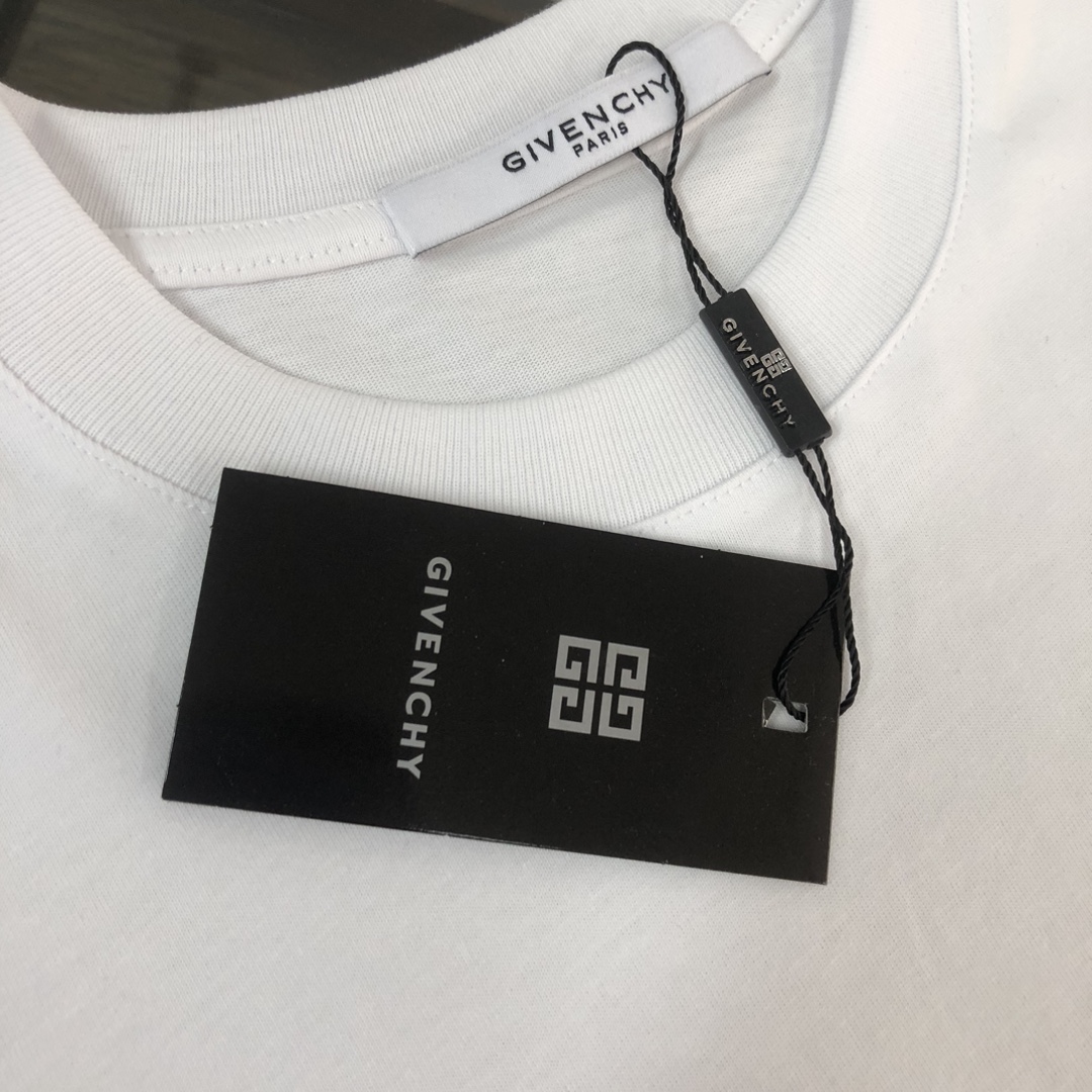 P75 GIVENCHY 纪梵希 26SS春夏最新款短袖圆领情侣款T恤～印花Logo精致升级～定制纯棉面料，极为亲肤舒适， 摸上去手感非常的柔软，质感很好，做工细致。完美体现立体感 符合品牌一贯的设计风格，整体非常不错！时尚品味T恤衫，而且内搭单穿都完全没问题！上身效果超赞👍 颜色：黑色 白色 码数： M-XXXL