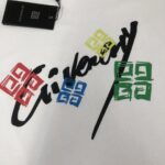 P75 GIVENCHY 纪梵希 26SS春夏最新款短袖圆领情侣款T恤～印花Logo精致升级～定制纯棉面料，极为亲肤舒适， 摸上去手感非常的柔软，质感很好，做工细致。完美体现立体感 符合品牌一贯的设计风格，整体非常不错！时尚品味T恤衫，而且内搭单穿都完全没问题！上身效果超赞👍 颜色：黑色 白色 码数： M-XXXL