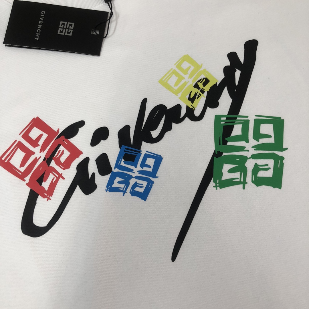 P75 GIVENCHY 纪梵希 26SS春夏最新款短袖圆领情侣款T恤～印花Logo精致升级～定制纯棉面料，极为亲肤舒适， 摸上去手感非常的柔软，质感很好，做工细致。完美体现立体感 符合品牌一贯的设计风格，整体非常不错！时尚品味T恤衫，而且内搭单穿都完全没问题！上身效果超赞👍 颜色：黑色 白色 码数： M-XXXL