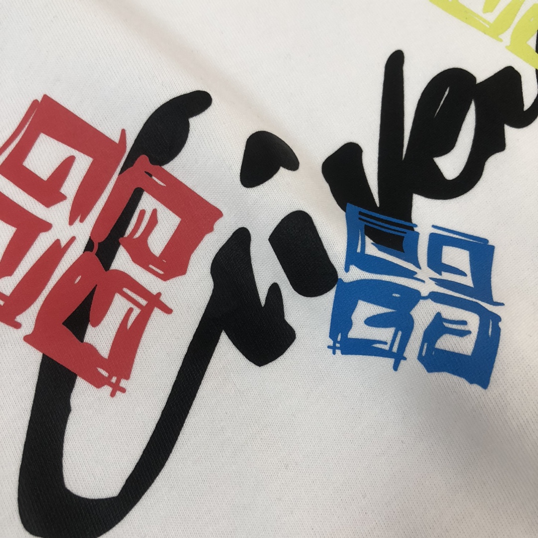 P75 GIVENCHY 纪梵希 26SS春夏最新款短袖圆领情侣款T恤～印花Logo精致升级～定制纯棉面料，极为亲肤舒适， 摸上去手感非常的柔软，质感很好，做工细致。完美体现立体感 符合品牌一贯的设计风格，整体非常不错！时尚品味T恤衫，而且内搭单穿都完全没问题！上身效果超赞👍 颜色：黑色 白色 码数： M-XXXL