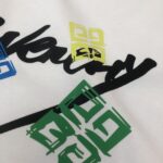 P75 GIVENCHY 纪梵希 26SS春夏最新款短袖圆领情侣款T恤～印花Logo精致升级～定制纯棉面料，极为亲肤舒适， 摸上去手感非常的柔软，质感很好，做工细致。完美体现立体感 符合品牌一贯的设计风格，整体非常不错！时尚品味T恤衫，而且内搭单穿都完全没问题！上身效果超赞👍 颜色：黑色 白色 码数： M-XXXL