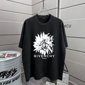 P80 GVC 纪梵* 2026春夏新款 洗水磨破320克圆领短袖tee 男女同款宽松版 颜色 :深黑色 洗水黑 洗水白 水洗灰 褐色 洗水红色 尺码 :S M L XL XXL 尺码： S （90-130斤） M （120-150斤） L （140-165斤） XL （160-180斤） XXL （180-210斤）