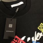 P75 GIVENCHY 纪梵希 26SS春夏最新款短袖圆领情侣款T恤～印花Logo精致升级～定制纯棉面料，极为亲肤舒适， 摸上去手感非常的柔软，质感很好，做工细致。完美体现立体感 符合品牌一贯的设计风格，整体非常不错！时尚品味T恤衫，而且内搭单穿都完全没问题！上身效果超赞👍 颜色：黑色 白色 码数： M-XXXL