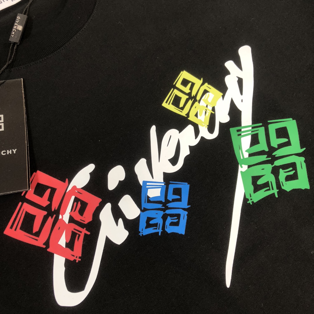 P75 GIVENCHY 纪梵希 26SS春夏最新款短袖圆领情侣款T恤～印花Logo精致升级～定制纯棉面料，极为亲肤舒适， 摸上去手感非常的柔软，质感很好，做工细致。完美体现立体感 符合品牌一贯的设计风格，整体非常不错！时尚品味T恤衫，而且内搭单穿都完全没问题！上身效果超赞👍 颜色：黑色 白色 码数： M-XXXL