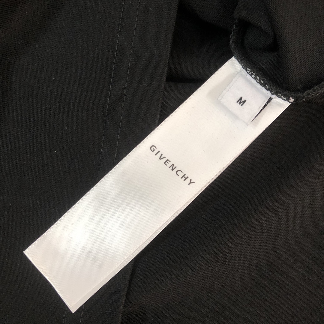 P75 GIVENCHY 纪梵希 26SS春夏最新款短袖圆领情侣款T恤～印花Logo精致升级～定制纯棉面料，极为亲肤舒适， 摸上去手感非常的柔软，质感很好，做工细致。完美体现立体感 符合品牌一贯的设计风格，整体非常不错！时尚品味T恤衫，而且内搭单穿都完全没问题！上身效果超赞👍 颜色：黑色 白色 码数： M-XXXL