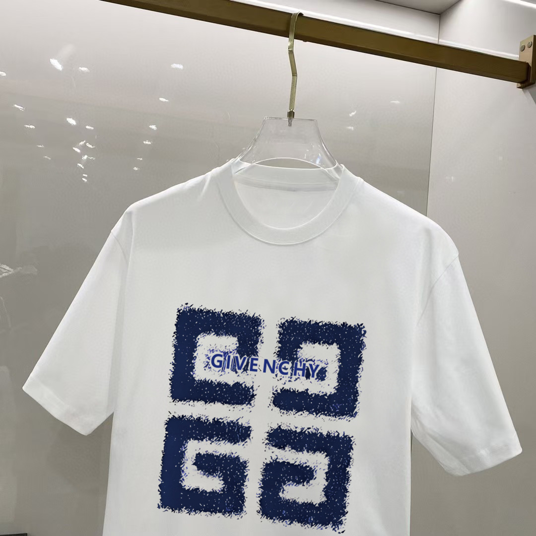 P70 纪梵希 2026早春新款首发专柜最新款短袖圆领T恤 高端订制 设计前卫时尚！高端定制高支长绒棉面料.穿着舒适.专柜级别精致车线.做工精细.上身效果无敌帅气！型男必备单品！ 码数： S M L XL XXL 胸围：50 52 55 58 61 衣长：69 71 73 75 77 肩宽：48 50 53 56 58 袖长：22 23 24 尺寸由于手工测量，存在1-3CM左右的偏差