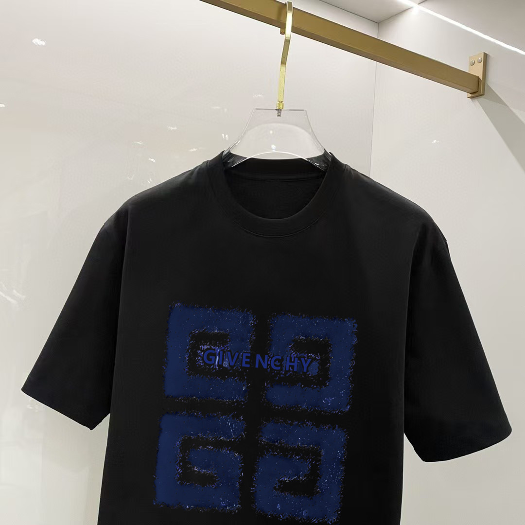 P70 纪梵希 2026早春新款首发专柜最新款短袖圆领T恤 高端订制 设计前卫时尚！高端定制高支长绒棉面料.穿着舒适.专柜级别精致车线.做工精细.上身效果无敌帅气！型男必备单品！ 码数： S M L XL XXL 胸围：50 52 55 58 61 衣长：69 71 73 75 77 肩宽：48 50 53 56 58 袖长：22 23 24 尺寸由于手工测量，存在1-3CM左右的偏差