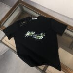 P75 GIVENCHY 纪梵希 26SS最新款情侣款短袖T恤～品牌新元素图案印花设计～面料上身舒适透气，不僵硬，修身的剪裁，采用高定定制纯棉面料！上身舒适有型，内搭单穿都完全没问题，时尚潮人必备！！！ 颜色：黑色 白色 码数：M-XXXL