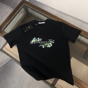 P75 GIVENCHY 纪梵希 26SS最新款情侣款短袖T恤～品牌新元素图案印花设计～面料上身舒适透气，不僵硬，修身的剪裁，采用高定定制纯棉面料！上身舒适有型，内搭单穿都完全没问题，时尚潮人必备！！！ 颜色：黑色 白色 码数：M-XXXL