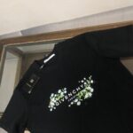 P75 GIVENCHY 纪梵希 26SS最新款情侣款短袖T恤～品牌新元素图案印花设计～面料上身舒适透气，不僵硬，修身的剪裁，采用高定定制纯棉面料！上身舒适有型，内搭单穿都完全没问题，时尚潮人必备！！！ 颜色：黑色 白色 码数：M-XXXL