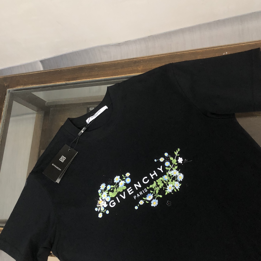P75 GIVENCHY 纪梵希 26SS最新款情侣款短袖T恤～品牌新元素图案印花设计～面料上身舒适透气，不僵硬，修身的剪裁，采用高定定制纯棉面料！上身舒适有型，内搭单穿都完全没问题，时尚潮人必备！！！ 颜色：黑色 白色 码数：M-XXXL