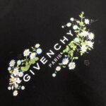 P75 GIVENCHY 纪梵希 26SS最新款情侣款短袖T恤～品牌新元素图案印花设计～面料上身舒适透气，不僵硬，修身的剪裁，采用高定定制纯棉面料！上身舒适有型，内搭单穿都完全没问题，时尚潮人必备！！！ 颜色：黑色 白色 码数：M-XXXL
