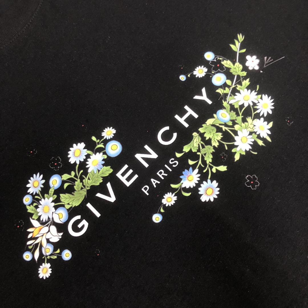 P75 GIVENCHY 纪梵希 26SS最新款情侣款短袖T恤～品牌新元素图案印花设计～面料上身舒适透气，不僵硬，修身的剪裁，采用高定定制纯棉面料！上身舒适有型，内搭单穿都完全没问题，时尚潮人必备！！！ 颜色：黑色 白色 码数：M-XXXL