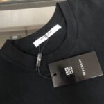 P75 GIVENCHY 纪梵希 26SS最新款情侣款短袖T恤～品牌新元素图案印花设计～面料上身舒适透气，不僵硬，修身的剪裁，采用高定定制纯棉面料！上身舒适有型，内搭单穿都完全没问题，时尚潮人必备！！！ 颜色：黑色 白色 码数：M-XXXL