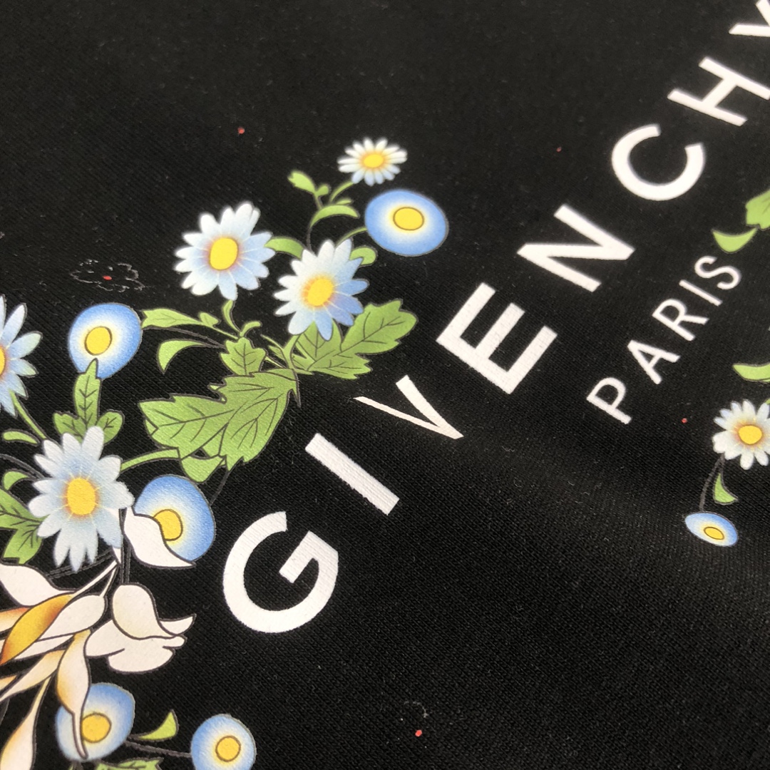 P75 GIVENCHY 纪梵希 26SS最新款情侣款短袖T恤～品牌新元素图案印花设计～面料上身舒适透气，不僵硬，修身的剪裁，采用高定定制纯棉面料！上身舒适有型，内搭单穿都完全没问题，时尚潮人必备！！！ 颜色：黑色 白色 码数：M-XXXL