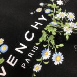 P75 GIVENCHY 纪梵希 26SS最新款情侣款短袖T恤～品牌新元素图案印花设计～面料上身舒适透气，不僵硬，修身的剪裁，采用高定定制纯棉面料！上身舒适有型，内搭单穿都完全没问题，时尚潮人必备！！！ 颜色：黑色 白色 码数：M-XXXL