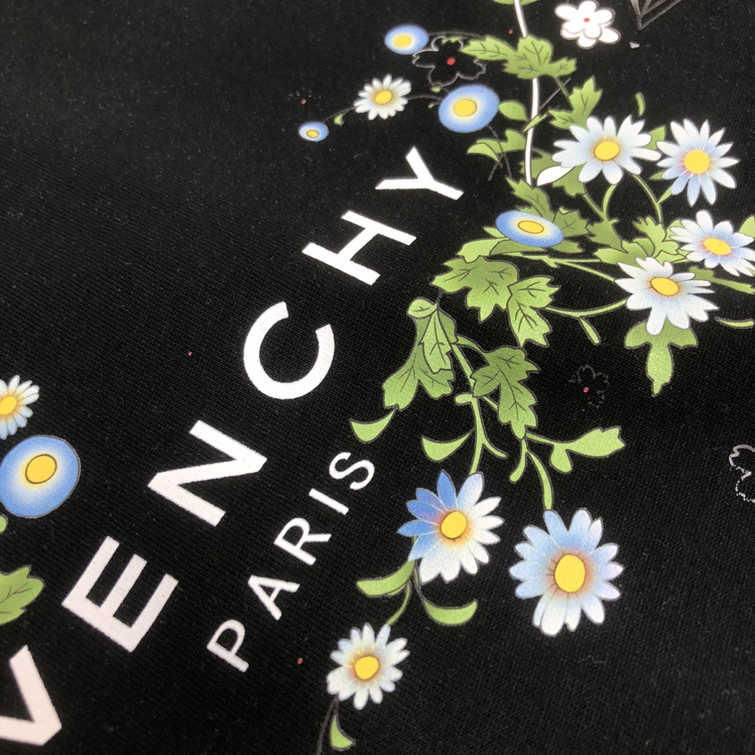 P75 GIVENCHY 纪梵希 26SS最新款情侣款短袖T恤～品牌新元素图案印花设计～面料上身舒适透气，不僵硬，修身的剪裁，采用高定定制纯棉面料！上身舒适有型，内搭单穿都完全没问题，时尚潮人必备！！！ 颜色：黑色 白色 码数：M-XXXL