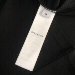 P75 GIVENCHY 纪梵希 26SS最新款情侣款短袖T恤～品牌新元素图案印花设计～面料上身舒适透气，不僵硬，修身的剪裁，采用高定定制纯棉面料！上身舒适有型，内搭单穿都完全没问题，时尚潮人必备！！！ 颜色：黑色 白色 码数：M-XXXL