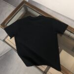 P75 GIVENCHY 纪梵希 26SS最新款情侣款短袖T恤～品牌新元素图案印花设计～面料上身舒适透气，不僵硬，修身的剪裁，采用高定定制纯棉面料！上身舒适有型，内搭单穿都完全没问题，时尚潮人必备！！！ 颜色：黑色 白色 码数：M-XXXL