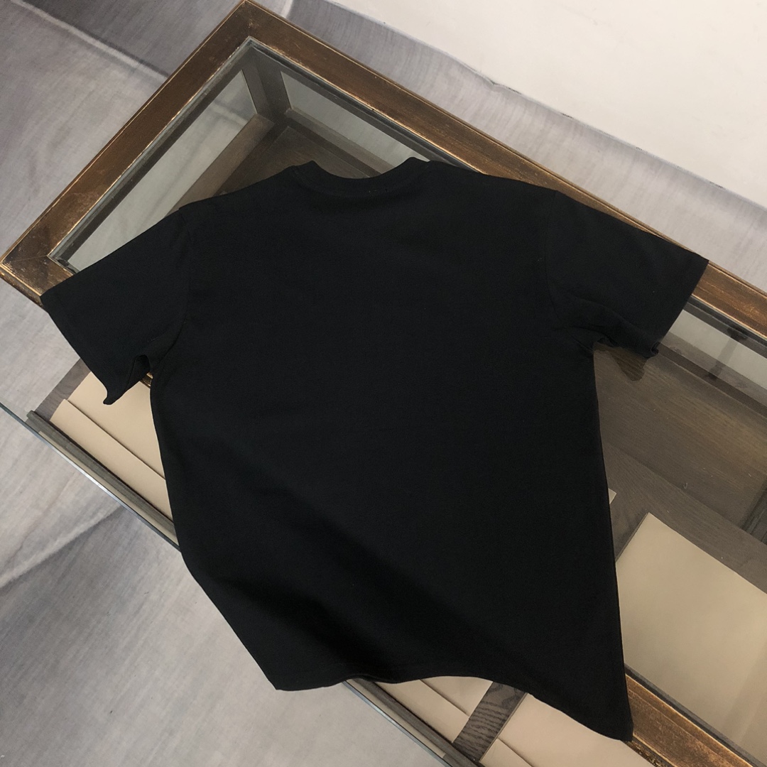 P75 GIVENCHY 纪梵希 26SS最新款情侣款短袖T恤～品牌新元素图案印花设计～面料上身舒适透气，不僵硬，修身的剪裁，采用高定定制纯棉面料！上身舒适有型，内搭单穿都完全没问题，时尚潮人必备！！！ 颜色：黑色 白色 码数：M-XXXL