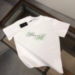P75 GIVENCHY 纪梵希 26SS最新款情侣款短袖T恤～品牌新元素图案印花设计～面料上身舒适透气，不僵硬，修身的剪裁，采用高定定制纯棉面料！上身舒适有型，内搭单穿都完全没问题，时尚潮人必备！！！ 颜色：黑色 白色 码数：M-XXXL