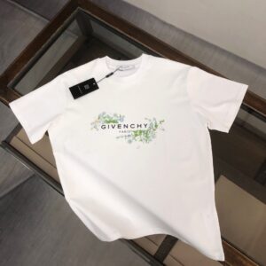 P75 GIVENCHY 纪梵希 26SS最新款情侣款短袖T恤～品牌新元素图案印花设计～面料上身舒适透气，不僵硬，修身的剪裁，采用高定定制纯棉面料！上身舒适有型，内搭单穿都完全没问题，时尚潮人必备！！！ 颜色：黑色 白色 码数：M-XXXL