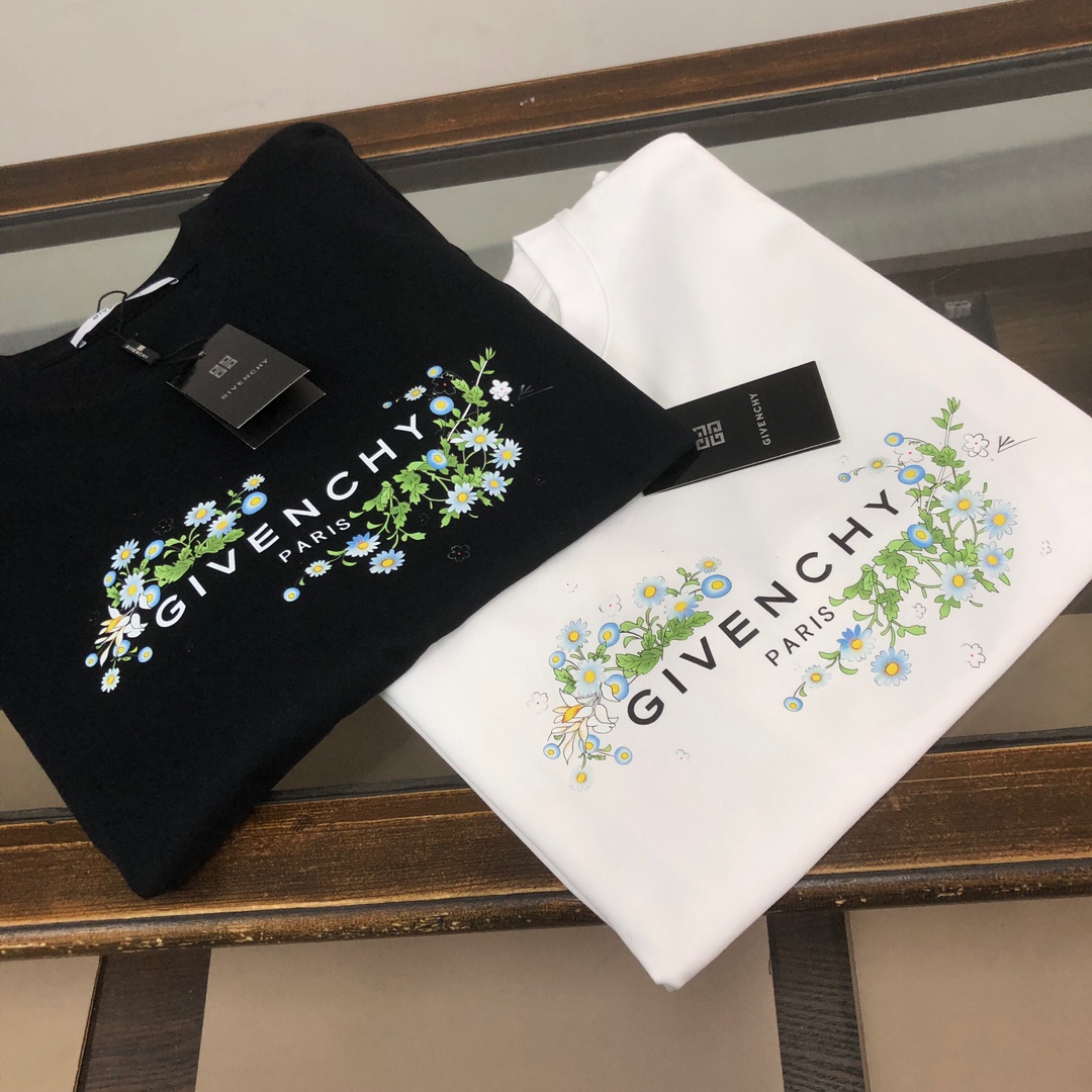 P75 GIVENCHY 纪梵希 26SS最新款情侣款短袖T恤～品牌新元素图案印花设计～面料上身舒适透气，不僵硬，修身的剪裁，采用高定定制纯棉面料！上身舒适有型，内搭单穿都完全没问题，时尚潮人必备！！！ 颜色：黑色 白色 码数：M-XXXL