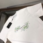 P75 GIVENCHY 纪梵希 26SS最新款情侣款短袖T恤～品牌新元素图案印花设计～面料上身舒适透气，不僵硬，修身的剪裁，采用高定定制纯棉面料！上身舒适有型，内搭单穿都完全没问题，时尚潮人必备！！！ 颜色：黑色 白色 码数：M-XXXL