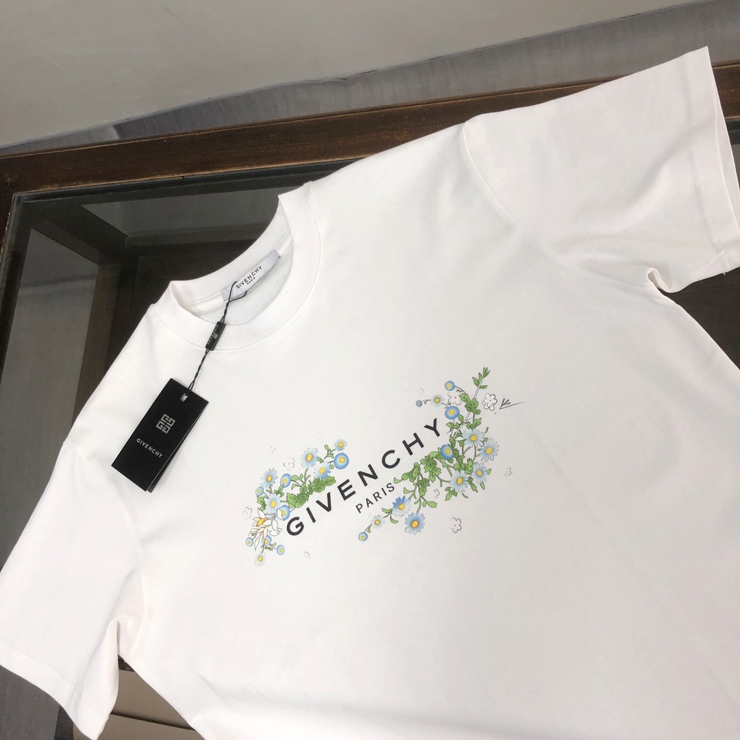 P75 GIVENCHY 纪梵希 26SS最新款情侣款短袖T恤～品牌新元素图案印花设计～面料上身舒适透气，不僵硬，修身的剪裁，采用高定定制纯棉面料！上身舒适有型，内搭单穿都完全没问题，时尚潮人必备！！！ 颜色：黑色 白色 码数：M-XXXL