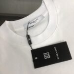P75 GIVENCHY 纪梵希 26SS最新款情侣款短袖T恤～品牌新元素图案印花设计～面料上身舒适透气，不僵硬，修身的剪裁，采用高定定制纯棉面料！上身舒适有型，内搭单穿都完全没问题，时尚潮人必备！！！ 颜色：黑色 白色 码数：M-XXXL
