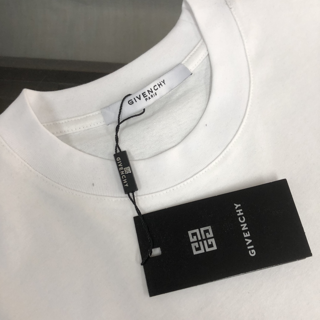 P75 GIVENCHY 纪梵希 26SS最新款情侣款短袖T恤～品牌新元素图案印花设计～面料上身舒适透气，不僵硬，修身的剪裁，采用高定定制纯棉面料！上身舒适有型，内搭单穿都完全没问题，时尚潮人必备！！！ 颜色：黑色 白色 码数：M-XXXL