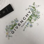 P75 GIVENCHY 纪梵希 26SS最新款情侣款短袖T恤～品牌新元素图案印花设计～面料上身舒适透气，不僵硬，修身的剪裁，采用高定定制纯棉面料！上身舒适有型，内搭单穿都完全没问题，时尚潮人必备！！！ 颜色：黑色 白色 码数：M-XXXL