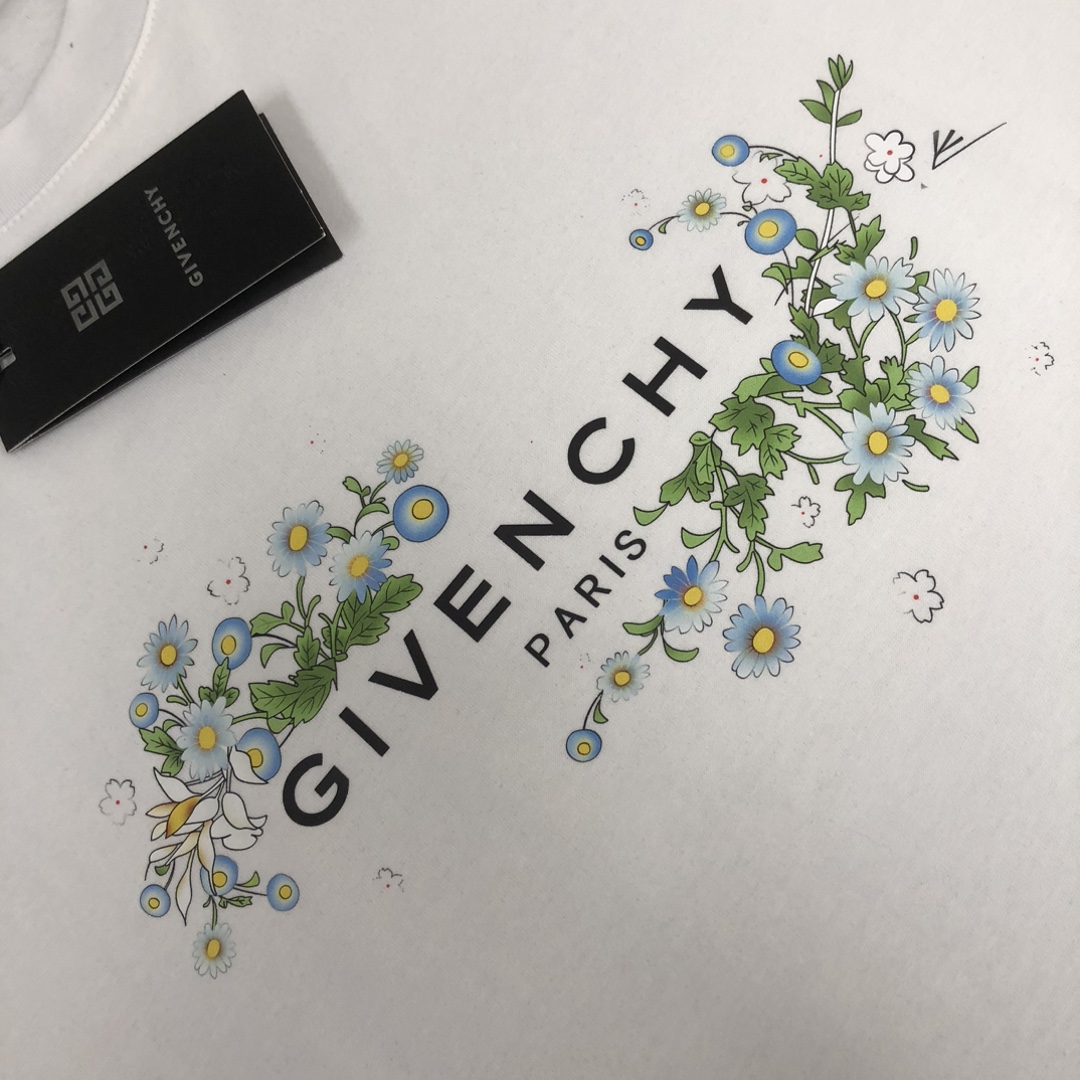 P75 GIVENCHY 纪梵希 26SS最新款情侣款短袖T恤～品牌新元素图案印花设计～面料上身舒适透气，不僵硬，修身的剪裁，采用高定定制纯棉面料！上身舒适有型，内搭单穿都完全没问题，时尚潮人必备！！！ 颜色：黑色 白色 码数：M-XXXL