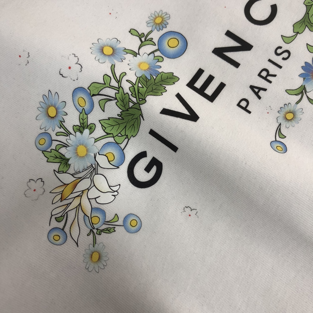 P75 GIVENCHY 纪梵希 26SS最新款情侣款短袖T恤～品牌新元素图案印花设计～面料上身舒适透气，不僵硬，修身的剪裁，采用高定定制纯棉面料！上身舒适有型，内搭单穿都完全没问题，时尚潮人必备！！！ 颜色：黑色 白色 码数：M-XXXL