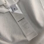 P75 GIVENCHY 纪梵希 26SS最新款情侣款短袖T恤～品牌新元素图案印花设计～面料上身舒适透气，不僵硬，修身的剪裁，采用高定定制纯棉面料！上身舒适有型，内搭单穿都完全没问题，时尚潮人必备！！！ 颜色：黑色 白色 码数：M-XXXL