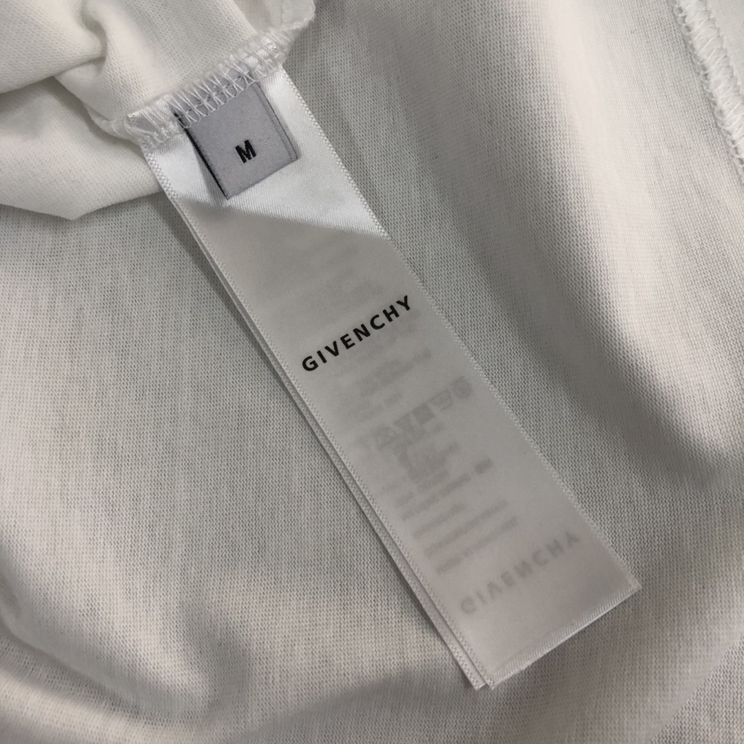 P75 GIVENCHY 纪梵希 26SS最新款情侣款短袖T恤～品牌新元素图案印花设计～面料上身舒适透气，不僵硬，修身的剪裁，采用高定定制纯棉面料！上身舒适有型，内搭单穿都完全没问题，时尚潮人必备！！！ 颜色：黑色 白色 码数：M-XXXL