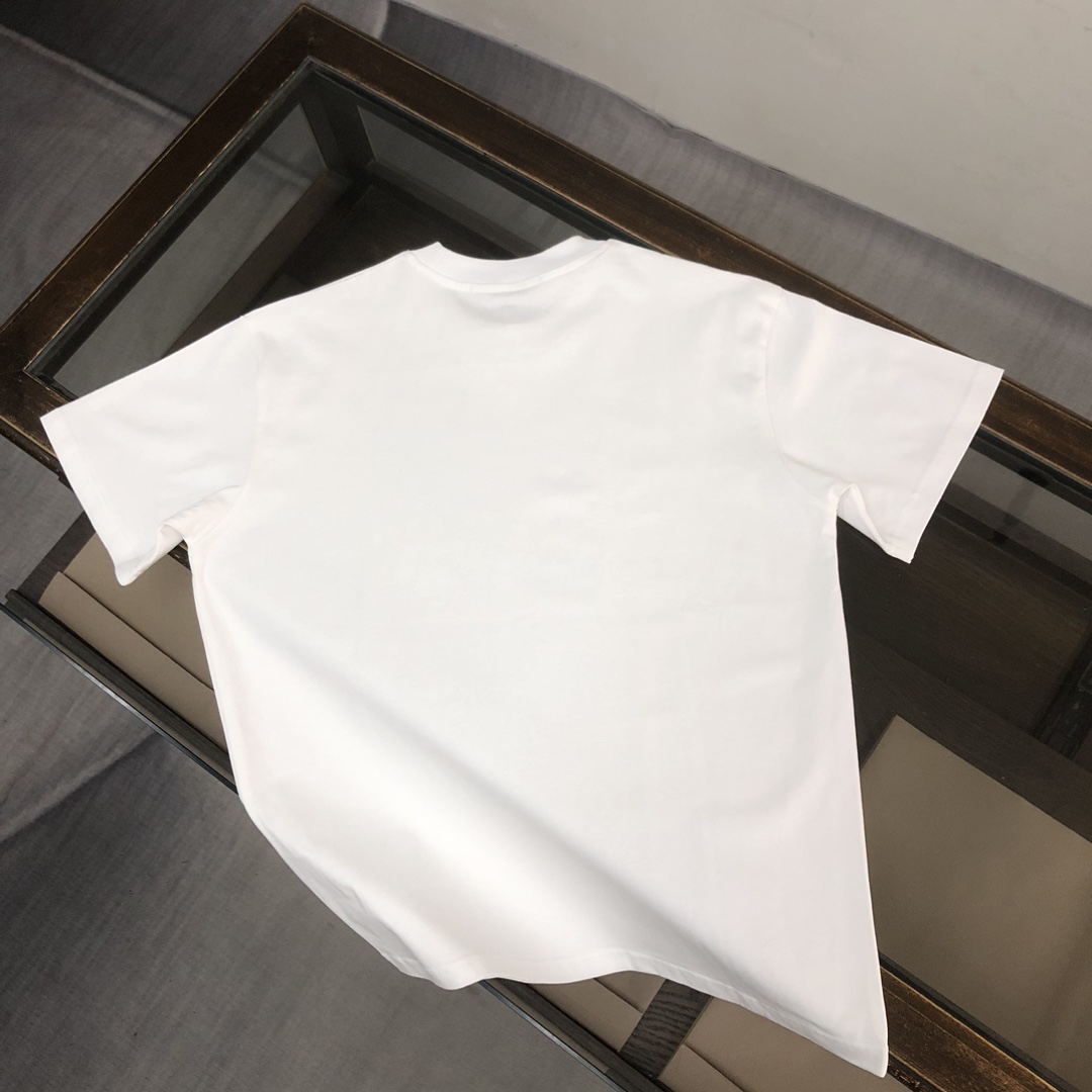P75 GIVENCHY 纪梵希 26SS最新款情侣款短袖T恤～品牌新元素图案印花设计～面料上身舒适透气，不僵硬，修身的剪裁，采用高定定制纯棉面料！上身舒适有型，内搭单穿都完全没问题，时尚潮人必备！！！ 颜色：黑色 白色 码数：M-XXXL