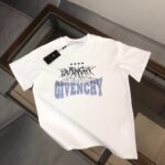 P75 GIVENCHY 纪梵希 26SS最新款情侣款短袖T恤～品牌新元素印花设计～面料上身舒适透气，不僵硬，修身的剪裁，采用高定定制纯棉面料！上身舒适有型，内搭单穿都完全没问题，时尚潮人必备！！！ 颜色：黑色 白色 码数：M-XXXL