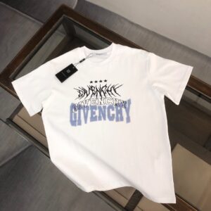 P75 GIVENCHY 纪梵希 26SS最新款情侣款短袖T恤～品牌新元素印花设计～面料上身舒适透气，不僵硬，修身的剪裁，采用高定定制纯棉面料！上身舒适有型，内搭单穿都完全没问题，时尚潮人必备！！！ 颜色：黑色 白色 码数：M-XXXL