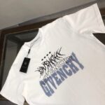 P75 GIVENCHY 纪梵希 26SS最新款情侣款短袖T恤～品牌新元素印花设计～面料上身舒适透气，不僵硬，修身的剪裁，采用高定定制纯棉面料！上身舒适有型，内搭单穿都完全没问题，时尚潮人必备！！！ 颜色：黑色 白色 码数：M-XXXL