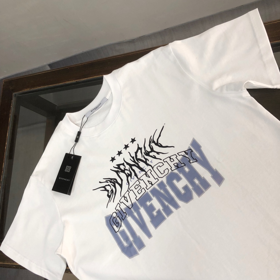 P75 GIVENCHY 纪梵希 26SS最新款情侣款短袖T恤～品牌新元素印花设计～面料上身舒适透气，不僵硬，修身的剪裁，采用高定定制纯棉面料！上身舒适有型，内搭单穿都完全没问题，时尚潮人必备！！！ 颜色：黑色 白色 码数：M-XXXL