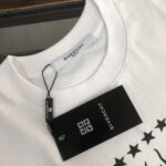 P75 GIVENCHY 纪梵希 26SS最新款情侣款短袖T恤～品牌新元素印花设计～面料上身舒适透气，不僵硬，修身的剪裁，采用高定定制纯棉面料！上身舒适有型，内搭单穿都完全没问题，时尚潮人必备！！！ 颜色：黑色 白色 码数：M-XXXL