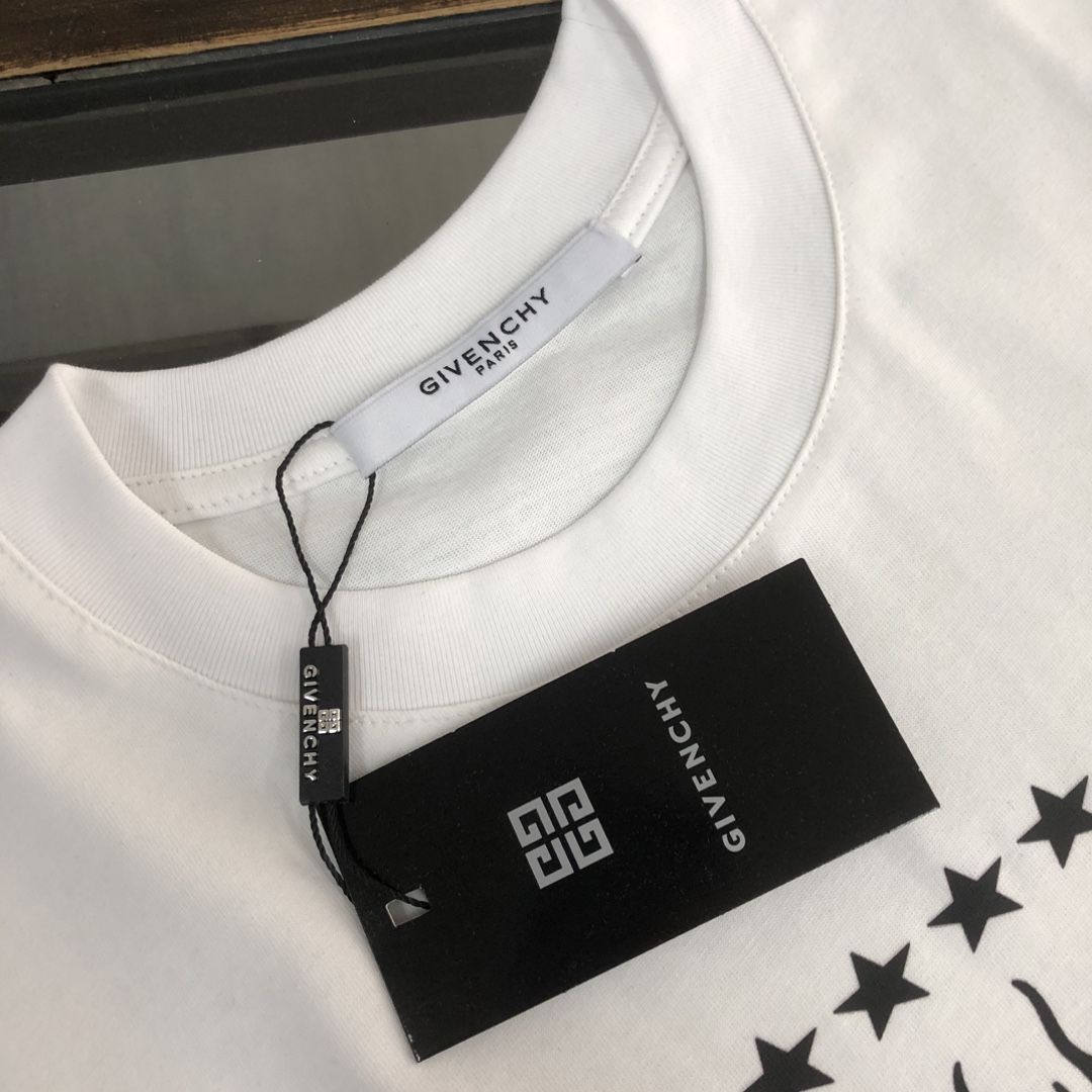 P75 GIVENCHY 纪梵希 26SS最新款情侣款短袖T恤～品牌新元素印花设计～面料上身舒适透气，不僵硬，修身的剪裁，采用高定定制纯棉面料！上身舒适有型，内搭单穿都完全没问题，时尚潮人必备！！！ 颜色：黑色 白色 码数：M-XXXL
