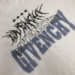 P75 GIVENCHY 纪梵希 26SS最新款情侣款短袖T恤～品牌新元素印花设计～面料上身舒适透气，不僵硬，修身的剪裁，采用高定定制纯棉面料！上身舒适有型，内搭单穿都完全没问题，时尚潮人必备！！！ 颜色：黑色 白色 码数：M-XXXL