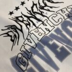 P75 GIVENCHY 纪梵希 26SS最新款情侣款短袖T恤～品牌新元素印花设计～面料上身舒适透气，不僵硬，修身的剪裁，采用高定定制纯棉面料！上身舒适有型，内搭单穿都完全没问题，时尚潮人必备！！！ 颜色：黑色 白色 码数：M-XXXL