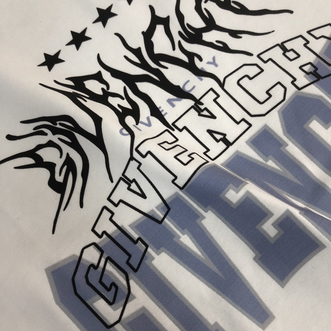 P75 GIVENCHY 纪梵希 26SS最新款情侣款短袖T恤～品牌新元素印花设计～面料上身舒适透气，不僵硬，修身的剪裁，采用高定定制纯棉面料！上身舒适有型，内搭单穿都完全没问题，时尚潮人必备！！！ 颜色：黑色 白色 码数：M-XXXL