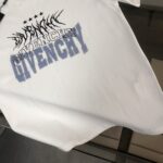 P75 GIVENCHY 纪梵希 26SS最新款情侣款短袖T恤～品牌新元素印花设计～面料上身舒适透气，不僵硬，修身的剪裁，采用高定定制纯棉面料！上身舒适有型，内搭单穿都完全没问题，时尚潮人必备！！！ 颜色：黑色 白色 码数：M-XXXL