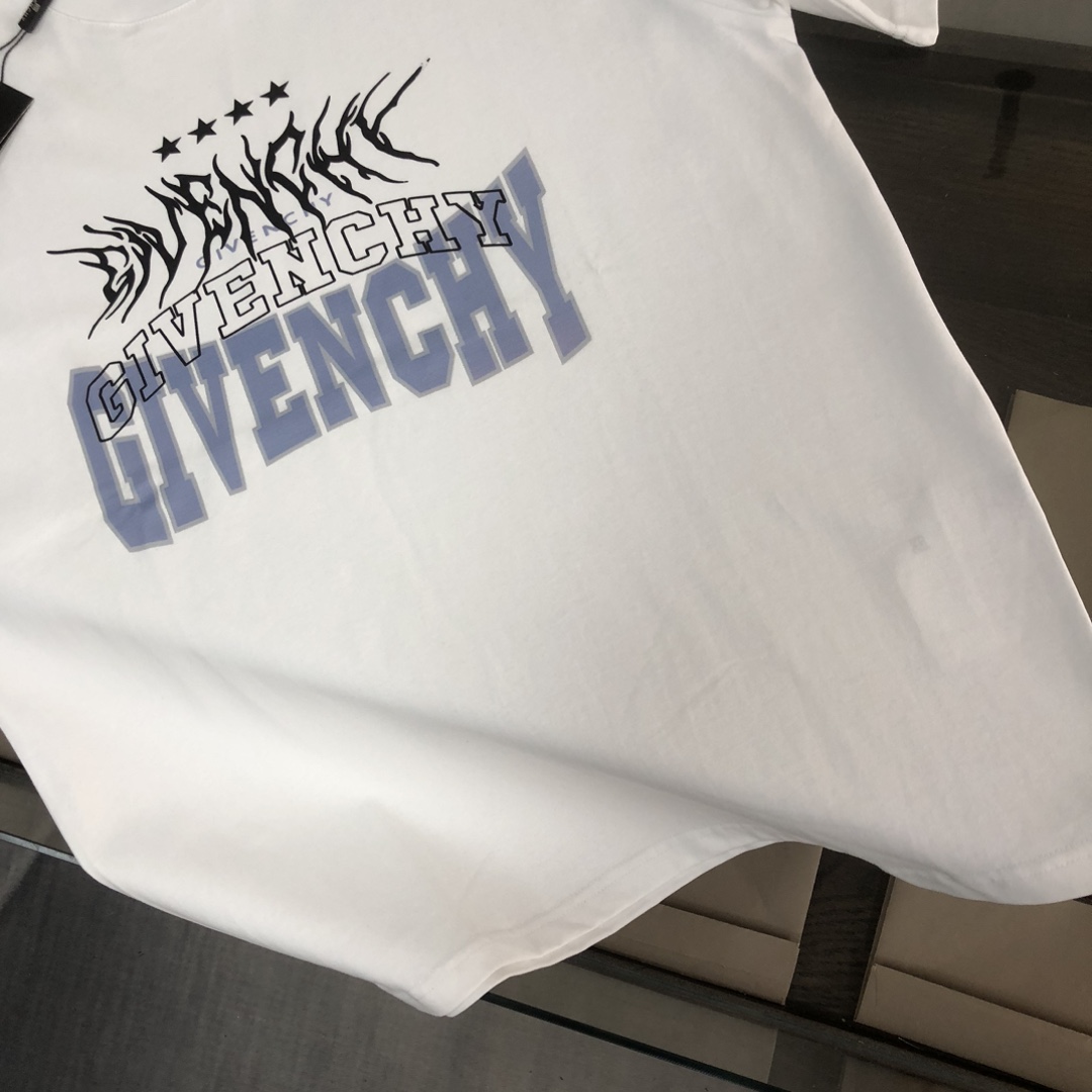 P75 GIVENCHY 纪梵希 26SS最新款情侣款短袖T恤～品牌新元素印花设计～面料上身舒适透气，不僵硬，修身的剪裁，采用高定定制纯棉面料！上身舒适有型，内搭单穿都完全没问题，时尚潮人必备！！！ 颜色：黑色 白色 码数：M-XXXL