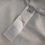P75 GIVENCHY 纪梵希 26SS最新款情侣款短袖T恤～品牌新元素印花设计～面料上身舒适透气，不僵硬，修身的剪裁，采用高定定制纯棉面料！上身舒适有型，内搭单穿都完全没问题，时尚潮人必备！！！ 颜色：黑色 白色 码数：M-XXXL